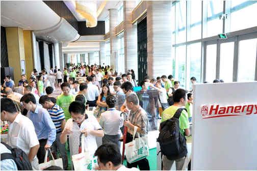 參觀漢能產(chǎn)品展示和前來咨詢的人絡繹不絕